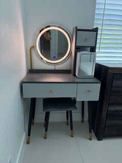 Makeup Vanity with LED Mirror & Drawers – Like New