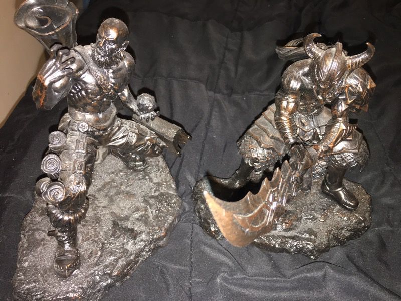 League of legends Ryze and Tryndamere Statues