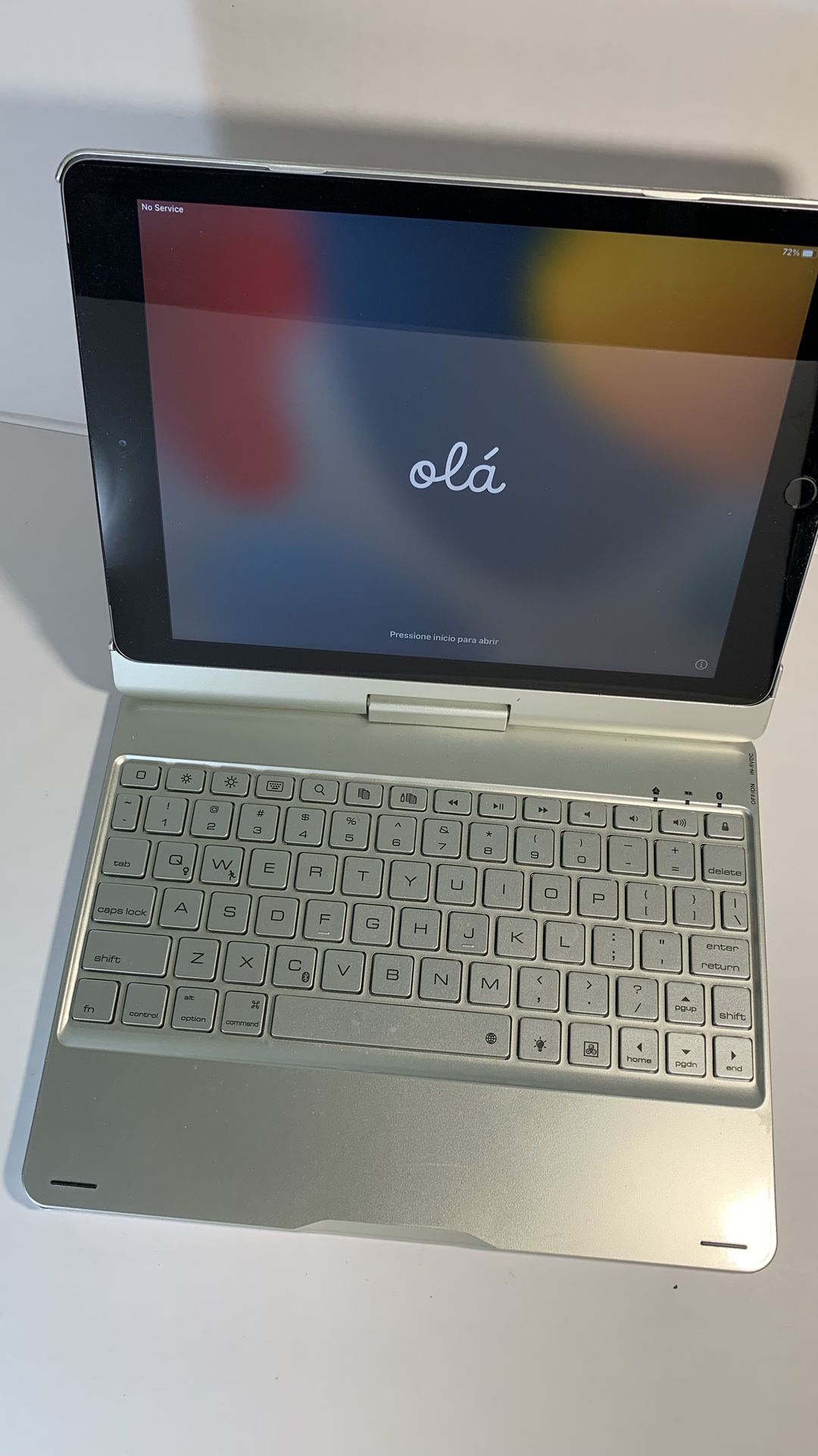 Apple iPad 6th Gen A1954 32GB IOS 17.7.10 (WI-FI ) Unlocked w/ keyboard case