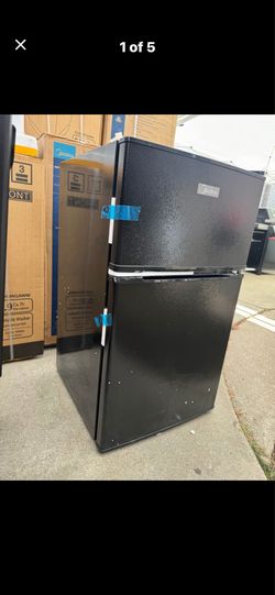 Midea 3.1 cubic foot Compact Refrigerator and Freezer, Black