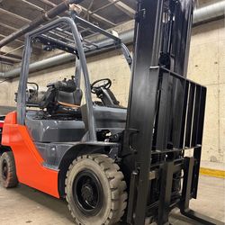 TOYOTA M8,latest model 4500 lb,2 stage, side shift