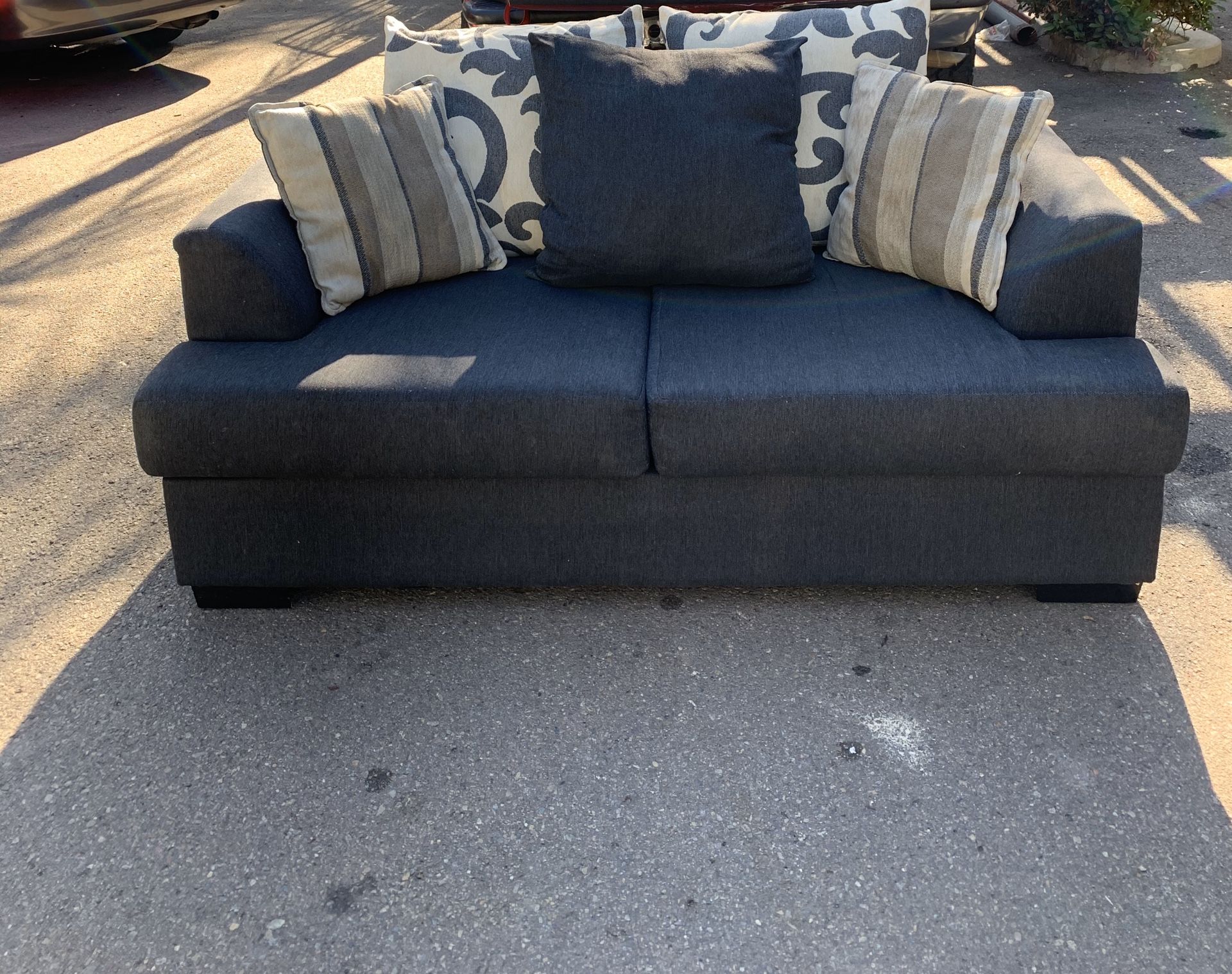 Living spaces loveseat (like new)