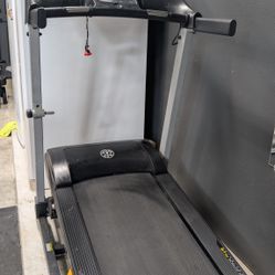 Treadmill Gold’s Gym