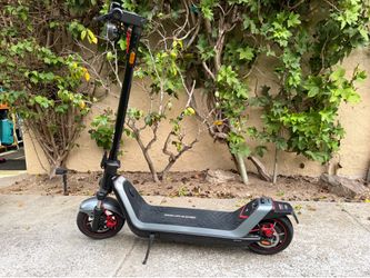 NIU KQi 300X Electric Scooter - Excellent Condition (Low Mileage: 167 km)