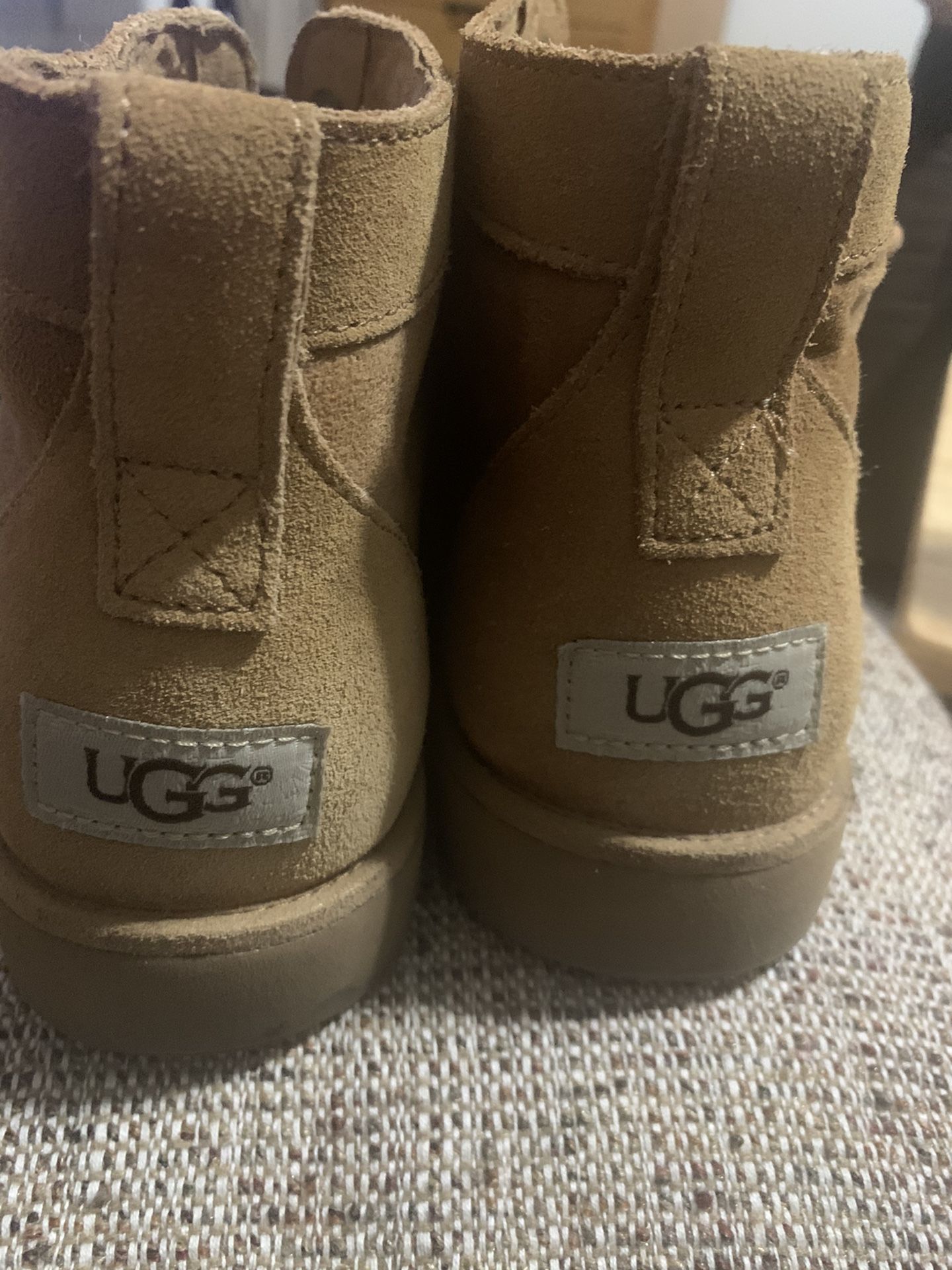 Men’s UGGS BOOT (SIZE 10)