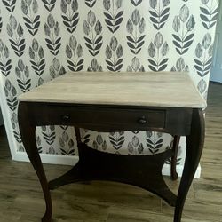 Vintage desk/entry Table/vanity