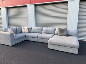 D&J 5 Piece Modular Sectional w/ Chaise* FREE DELIVERY 🚚