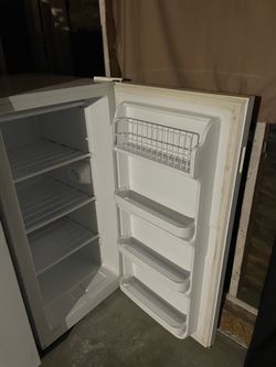 Magic Chef 3.0 Cu. Ft. Upright Freezer – Super Clean, Works Great!
