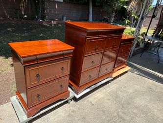 DRESSER & NIGHTSTANDS