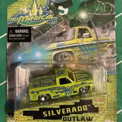 Maisto Design 2023 Magical Weekend of Cars Silverado Outlaw -1:64-