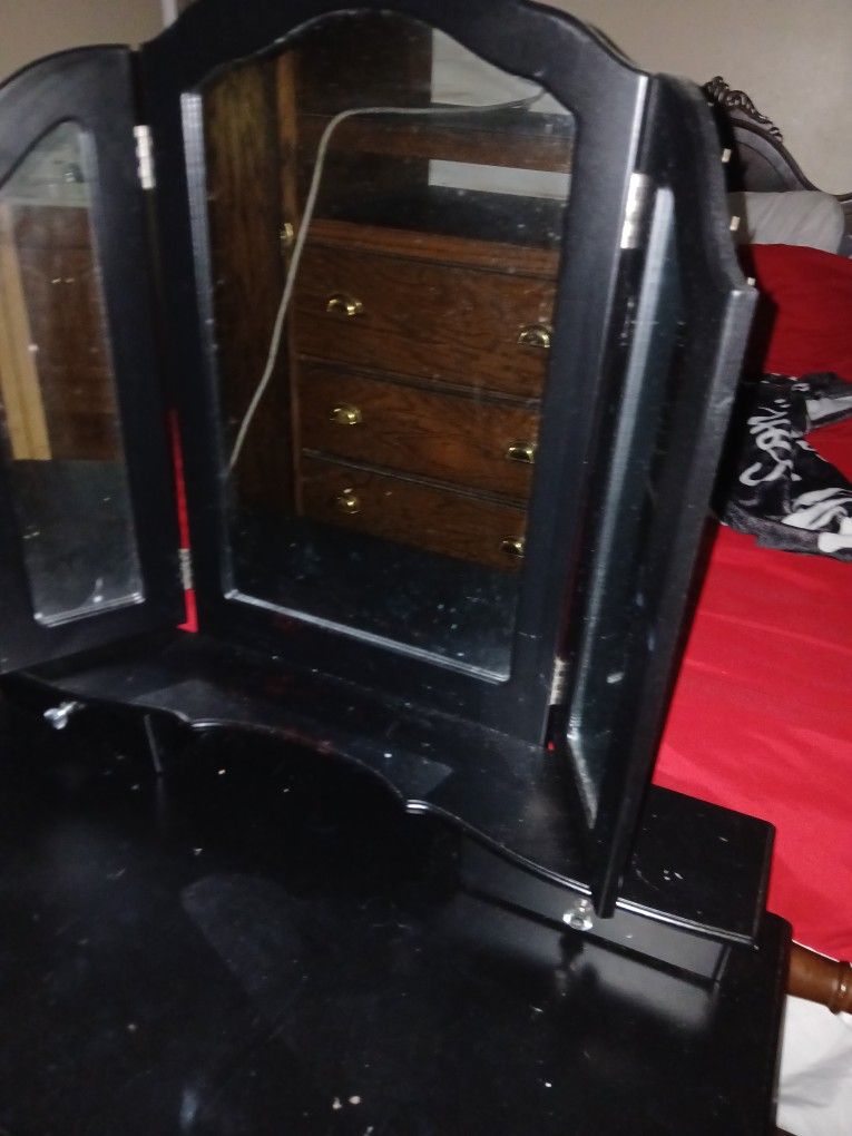 Wooden Vanity w/mirrors & Chair