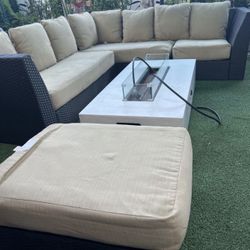 🌴🌴Beautiful rattan patio set in very good condition; the cushions need cleaning.🌴🌴