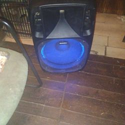 15 In Woofer Super Loud With Built In Amplifier Blue Tooth Am FM  Used Maybe 4 Or 5 Times  In Excellent Condition 