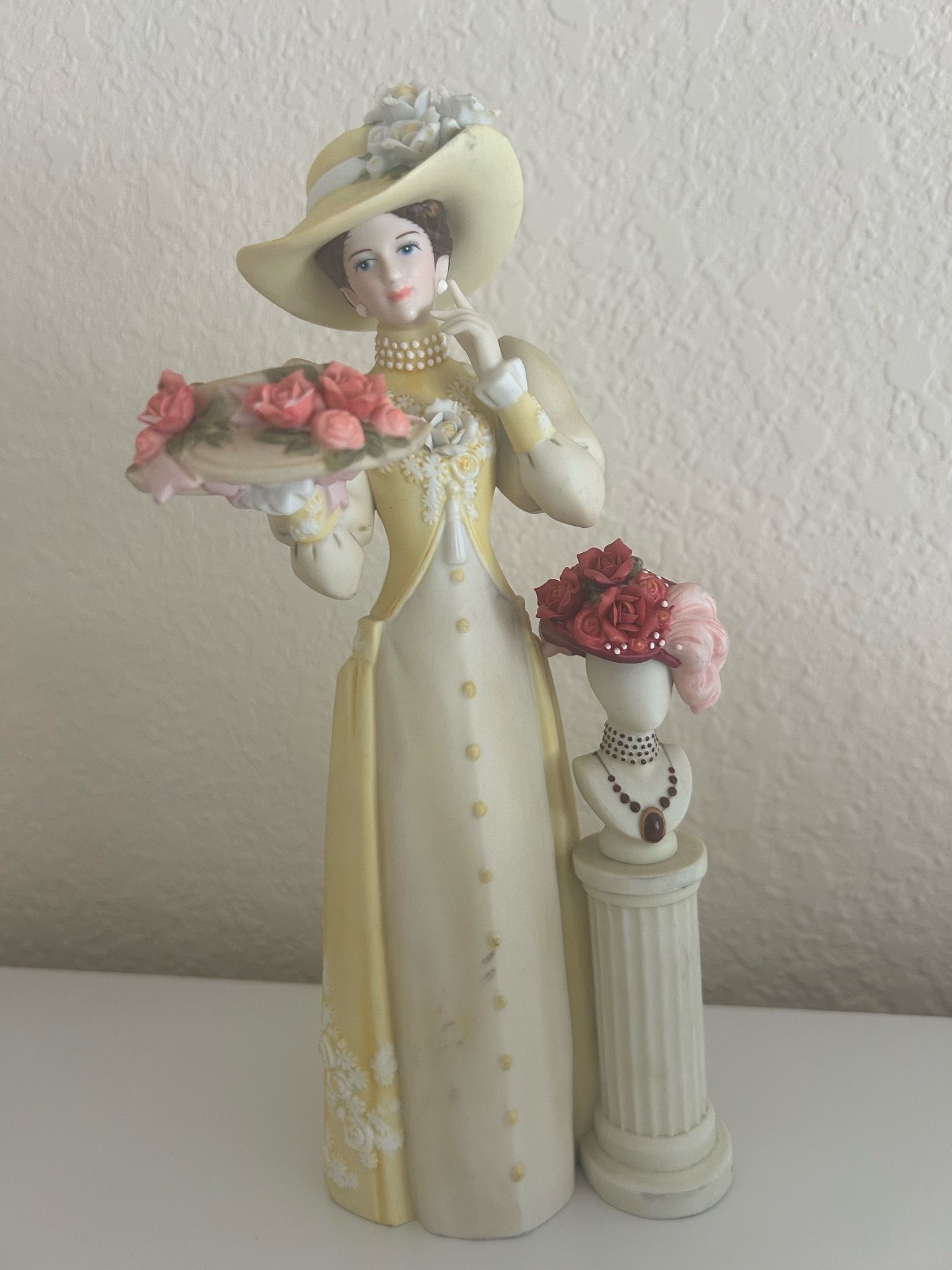 Avon President's Club Mrs. Albee Award figurine
