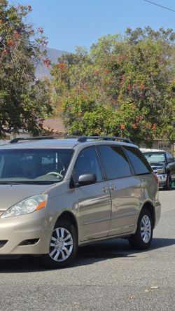 Toyota Sienna very clean , ready to drive , clean title in hand 4750$