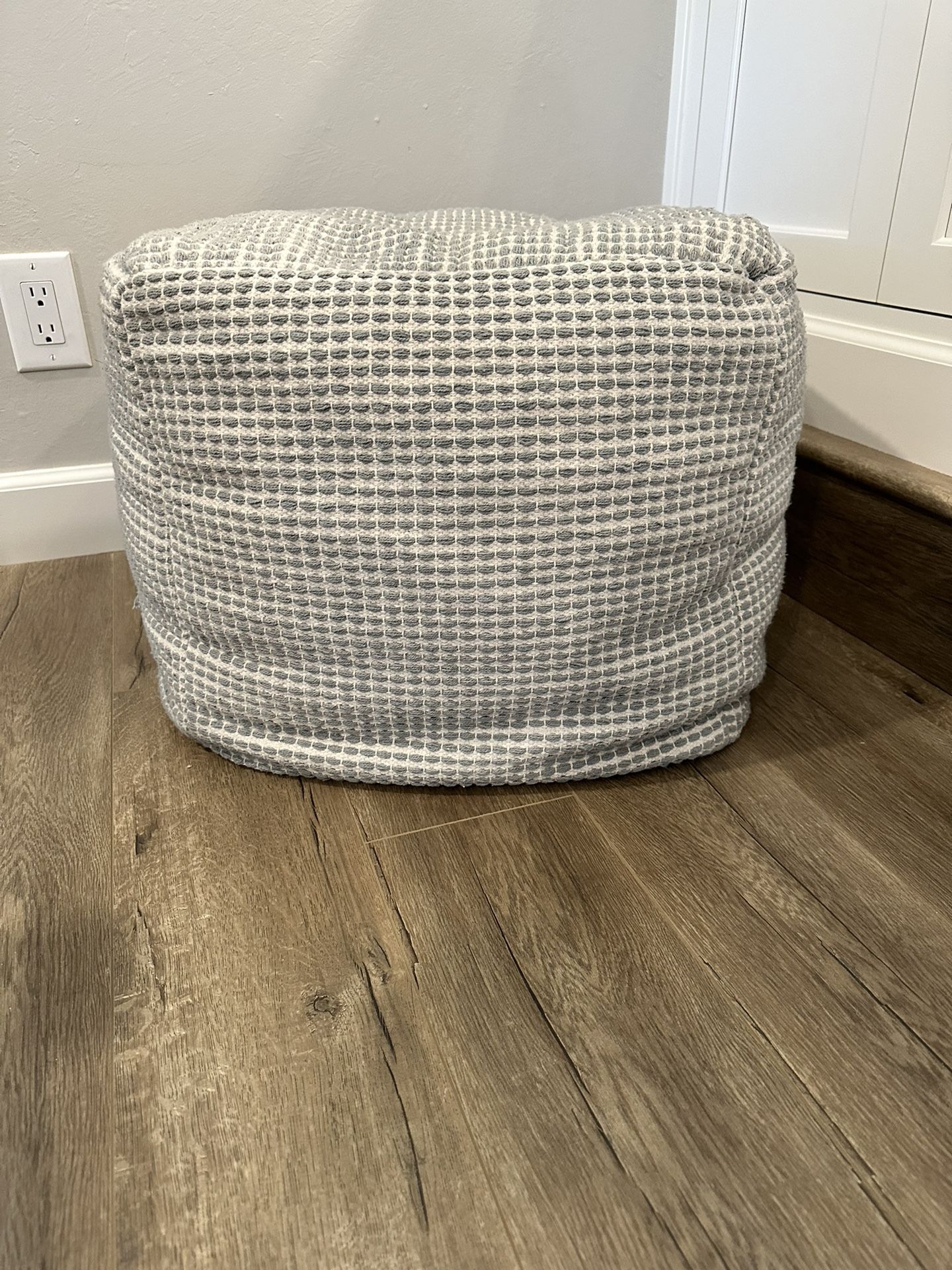 Footstool pouf/ottoman