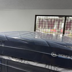 QUEEN SIZE SERTA ISERIES HYBRID 3000 (PLUSH) MATTRESS & BOX SPRING BED SET