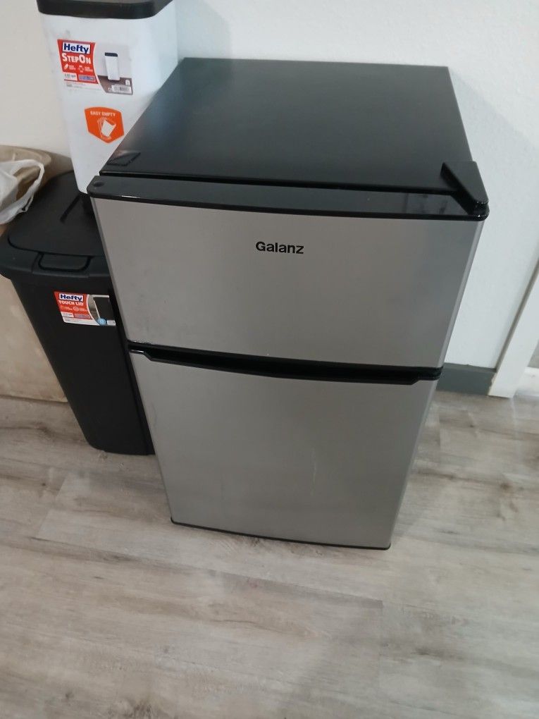 Galanz Mini Fridge 