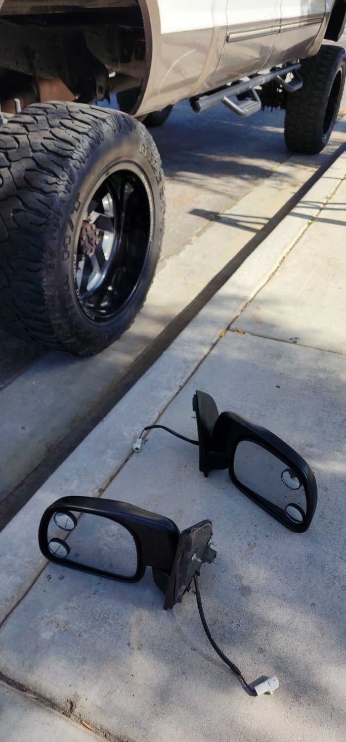 2 Side Mirrors and a front grill for a F250 Sd 1999 to 2004