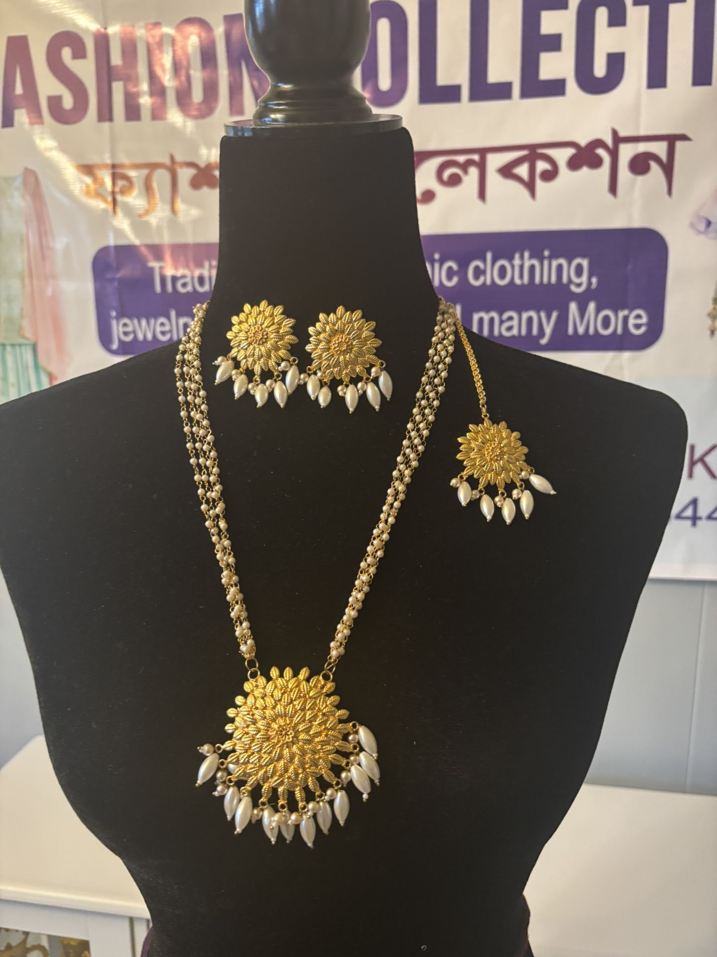 Indian Elegant Gold and Pearl Jewelry Set