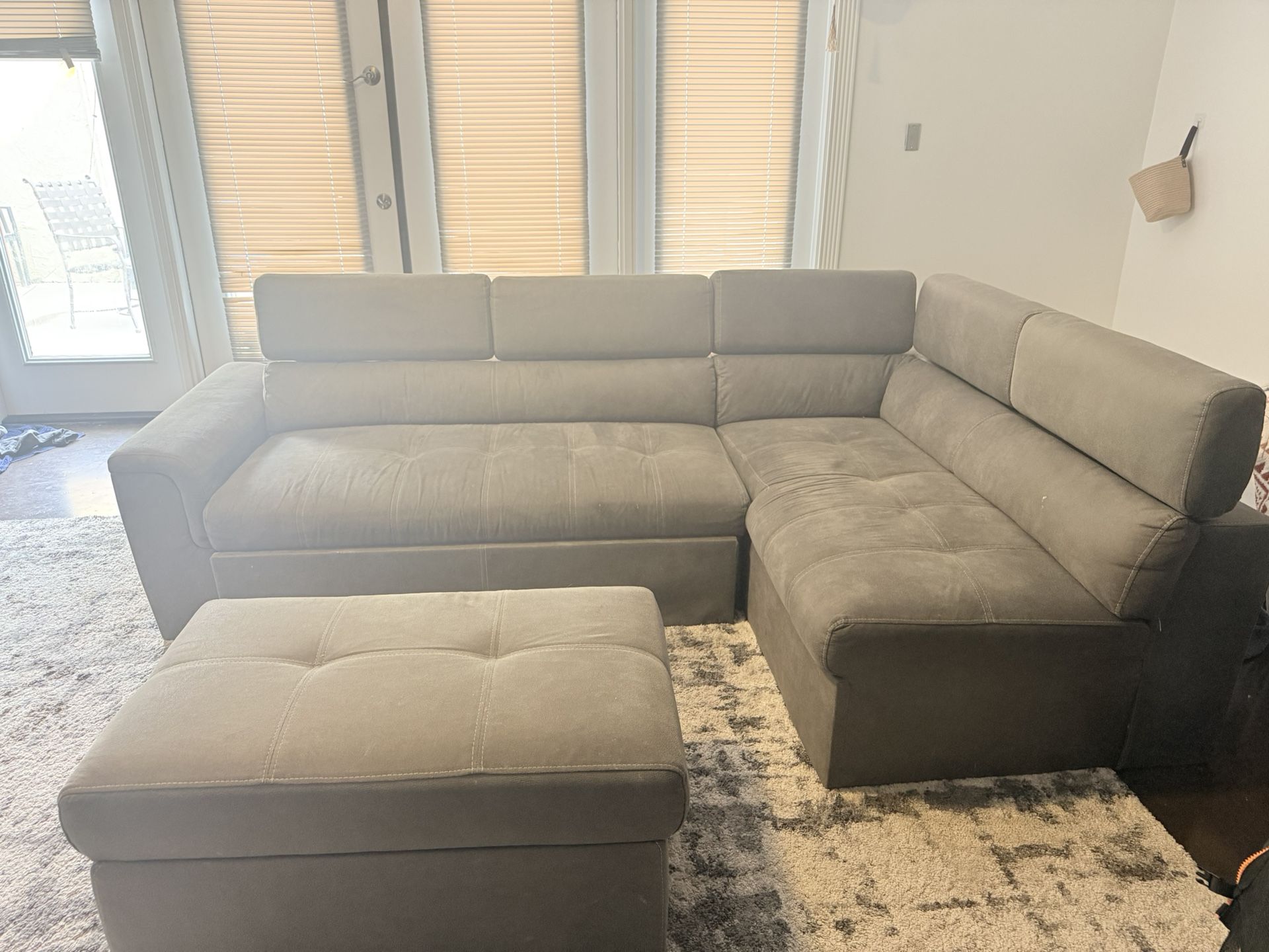 Sectional Pull Out couch With Ottoman