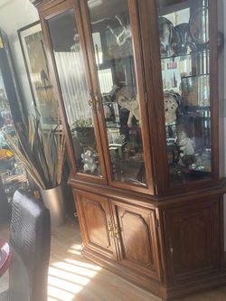 Beautiful Vintage Bernhardt Curio Cabinet 