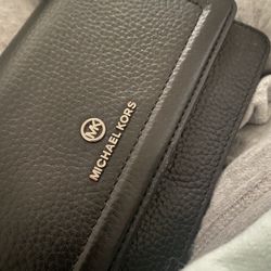 Michael  Kors Wallet Comes With strap
