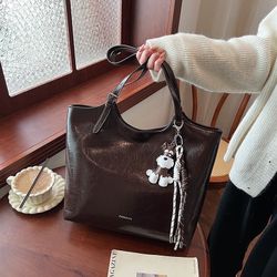 Good-looking large-capacity autumn and winter bag style French outing shoulder bag temperament commuting tote bag
