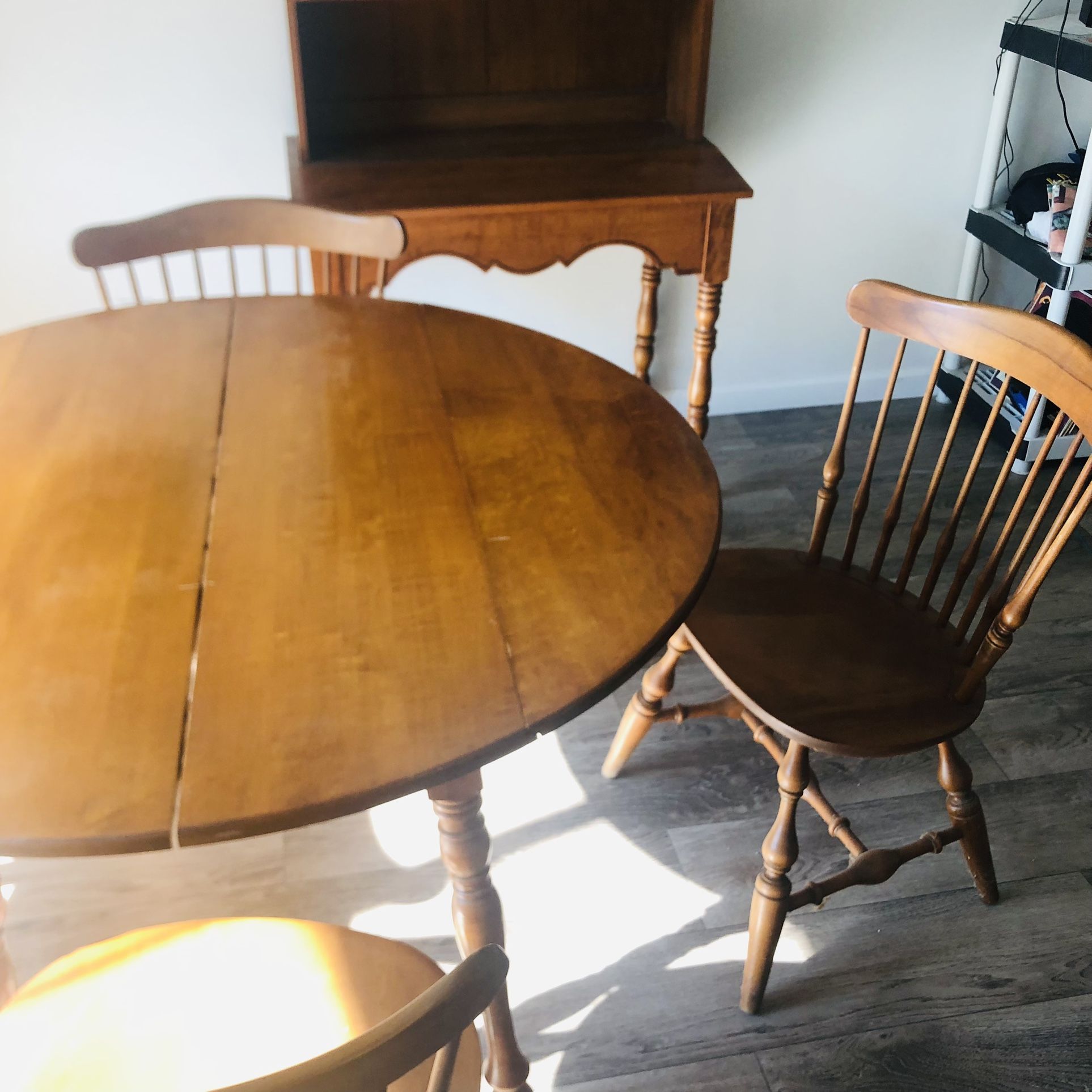 Dining Room Tablle With Leaf And 4 Chairs