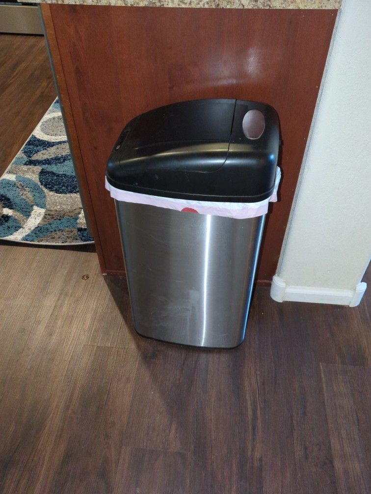 stainless steel kitchen trash can W/ automatic lid asking 35.00 
