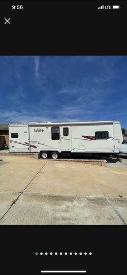 Se Vende Traila De 28 Feet 6000 Precio Firme Está En Buenas Condiciones