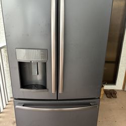 Free - 6 Years Old GE Refrigerator With Minor Issue 