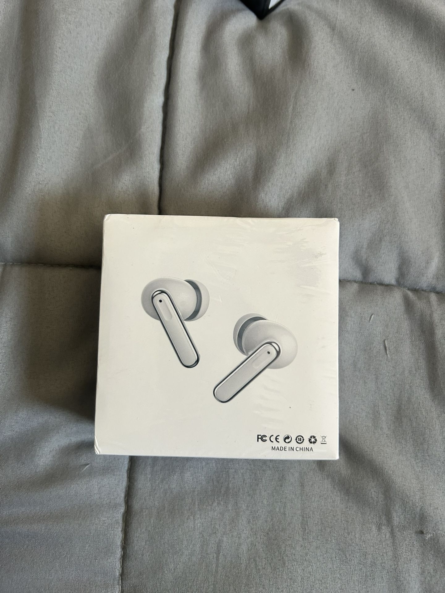 a package of JYD XY-19 wireless earbuds.