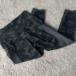 Fabletics Powerhold Camo 7/8 Leggings w/ Pockets and Mesh Insets on Sides small