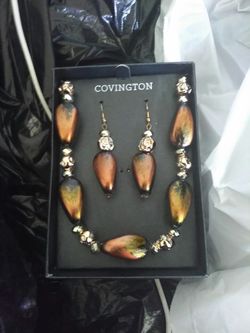 Ear rings and necklace
