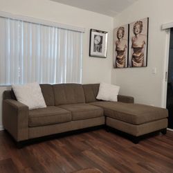 Sectional Sofa with reversible Chaise