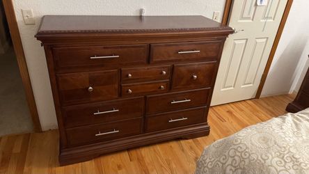 Dresser and nightstands bedroom set