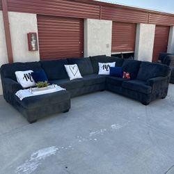 Ashley’s 3 Piece Sectional Couch! (FREE DELIVERY 🚚)