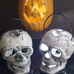 Heavyweight Metal Skull Lanterns with Strobe Lighting/Still Light & 12in Flickering Light Pumpkin
