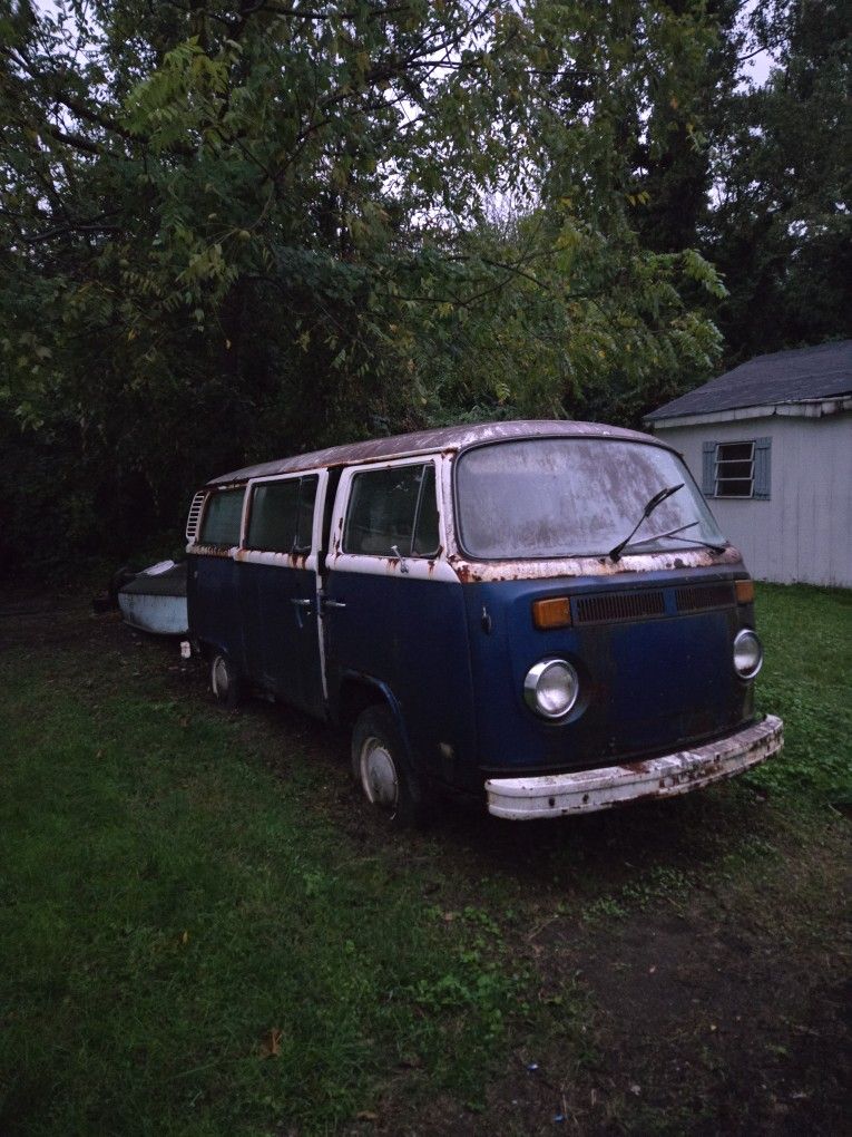 Volkswagen Type 2 (Bay Window Bus) — looks like it’s from the mid-to-late 1970s, maybe between 1973–1979