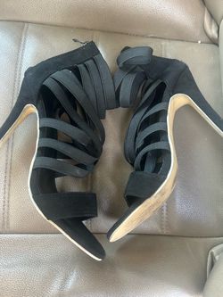 Black strap around heels