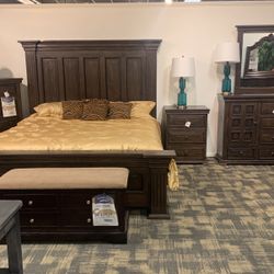 Beautiful King Or Queen Bedroom Set 