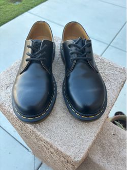 Dr. Martens Classic Black Oxford Shoe; Doc Martin size 7 men; 8 women; unisex