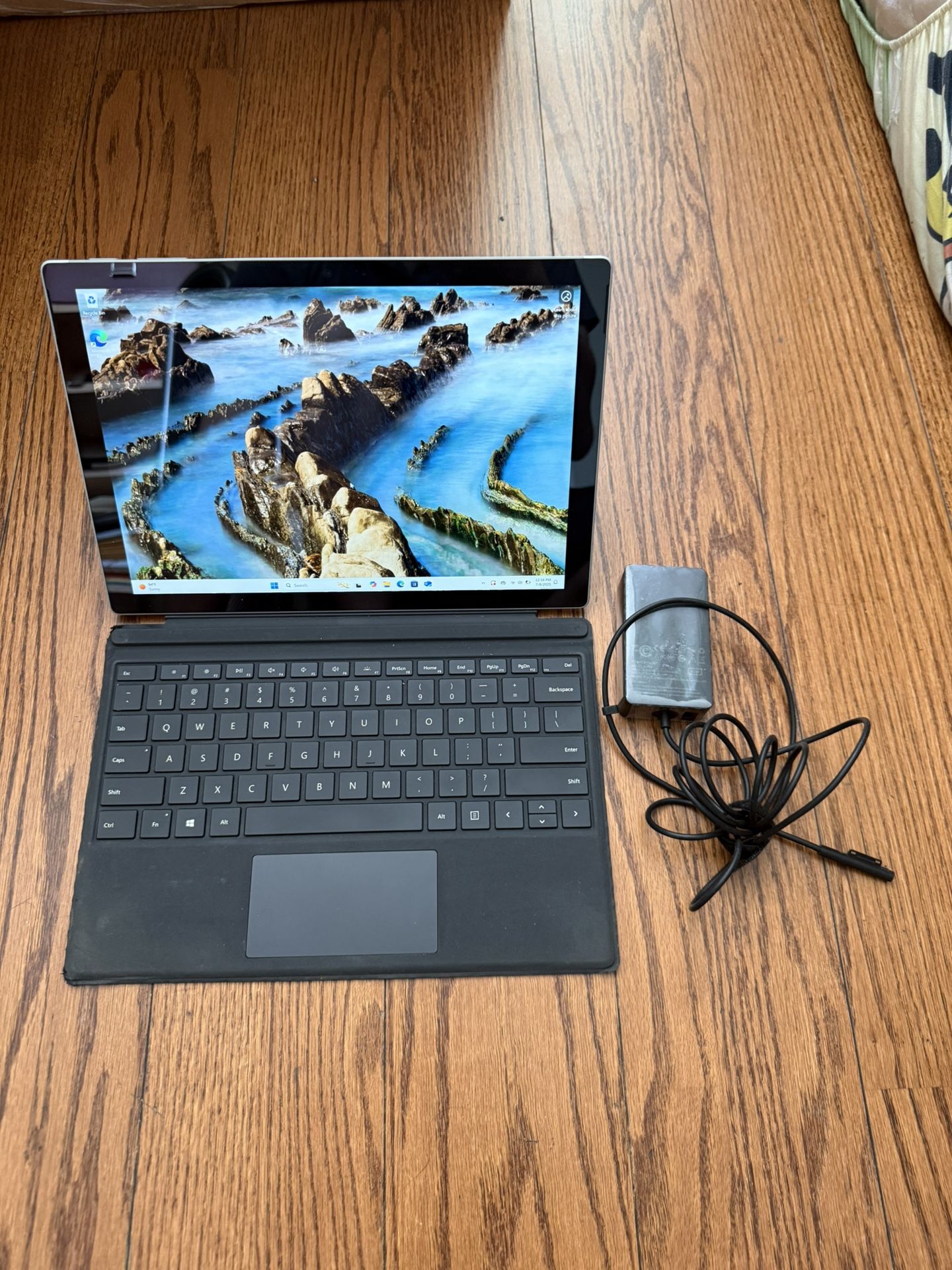  Microsoft Surface Pro 4/8GB RAM/256GB SSD/Windows 11 Pro/Touchscreen/Fully Functional/Original Charger