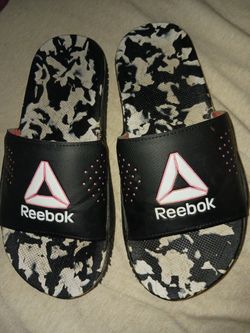 Women's Sz 8 Reebok Slides