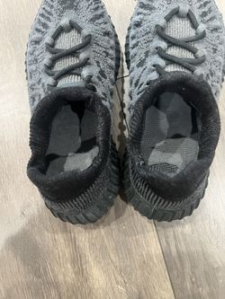 Yeezy Men Shoe Size 9