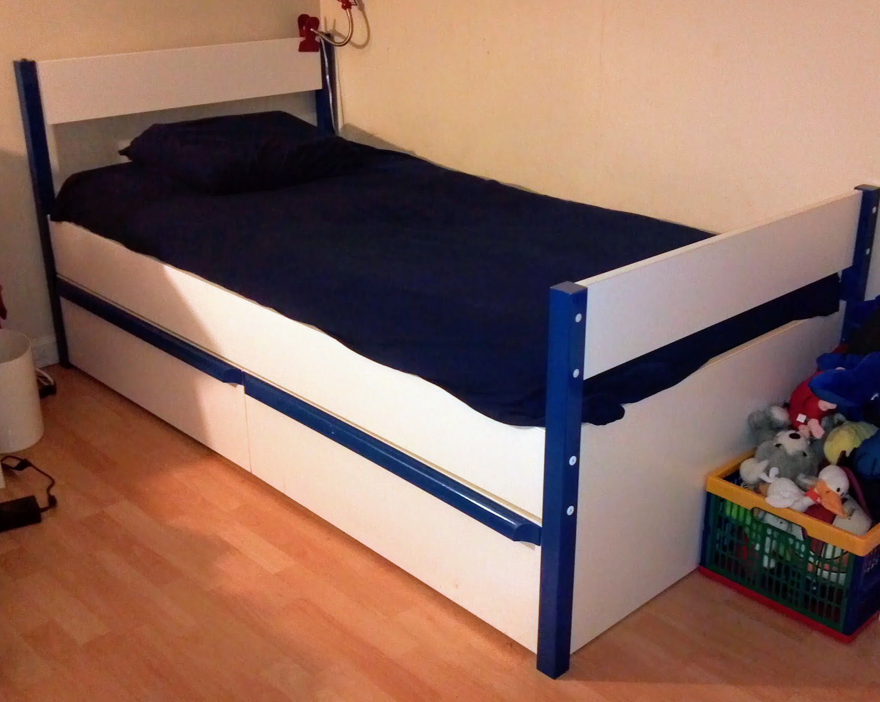 Twin bed with storage drawers