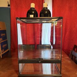 Like New Exo Terra Front Opening Reptile Terrarium/Tank! (18in Length x 18in Width X 24in Height)
