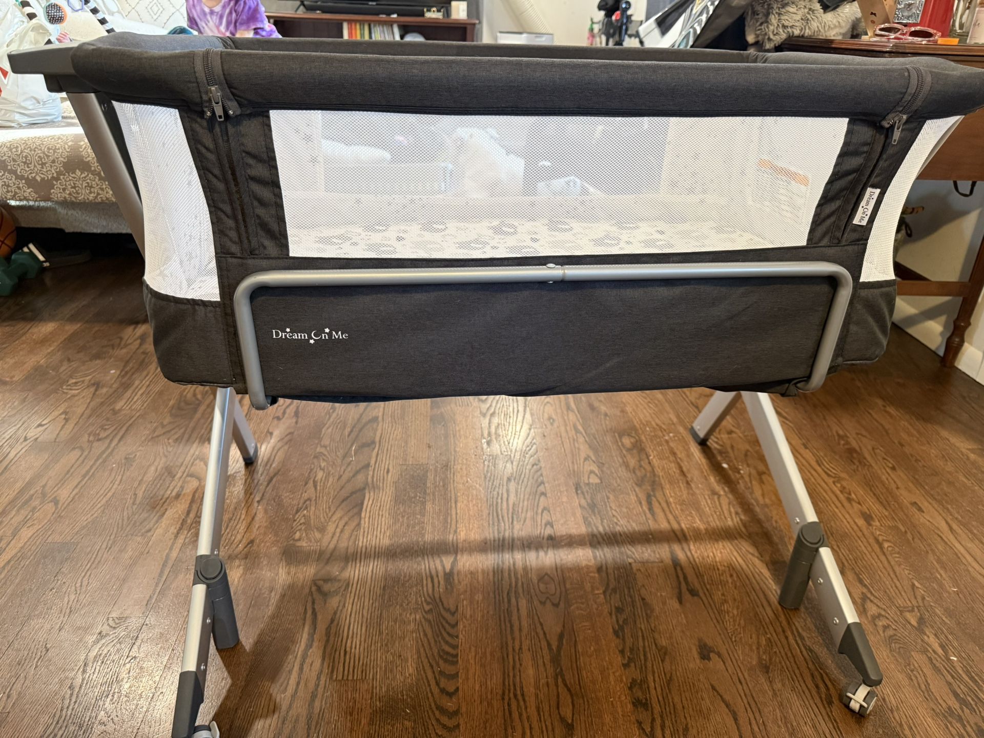Dream On Me Bassinet — Like New — Includes Mattress Cover & Fitted Sheet