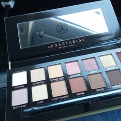 Anastasia Beverly Hills Soft Glam Pall